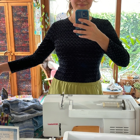 VTG black red velour scale top medium - Picture 10 of 10